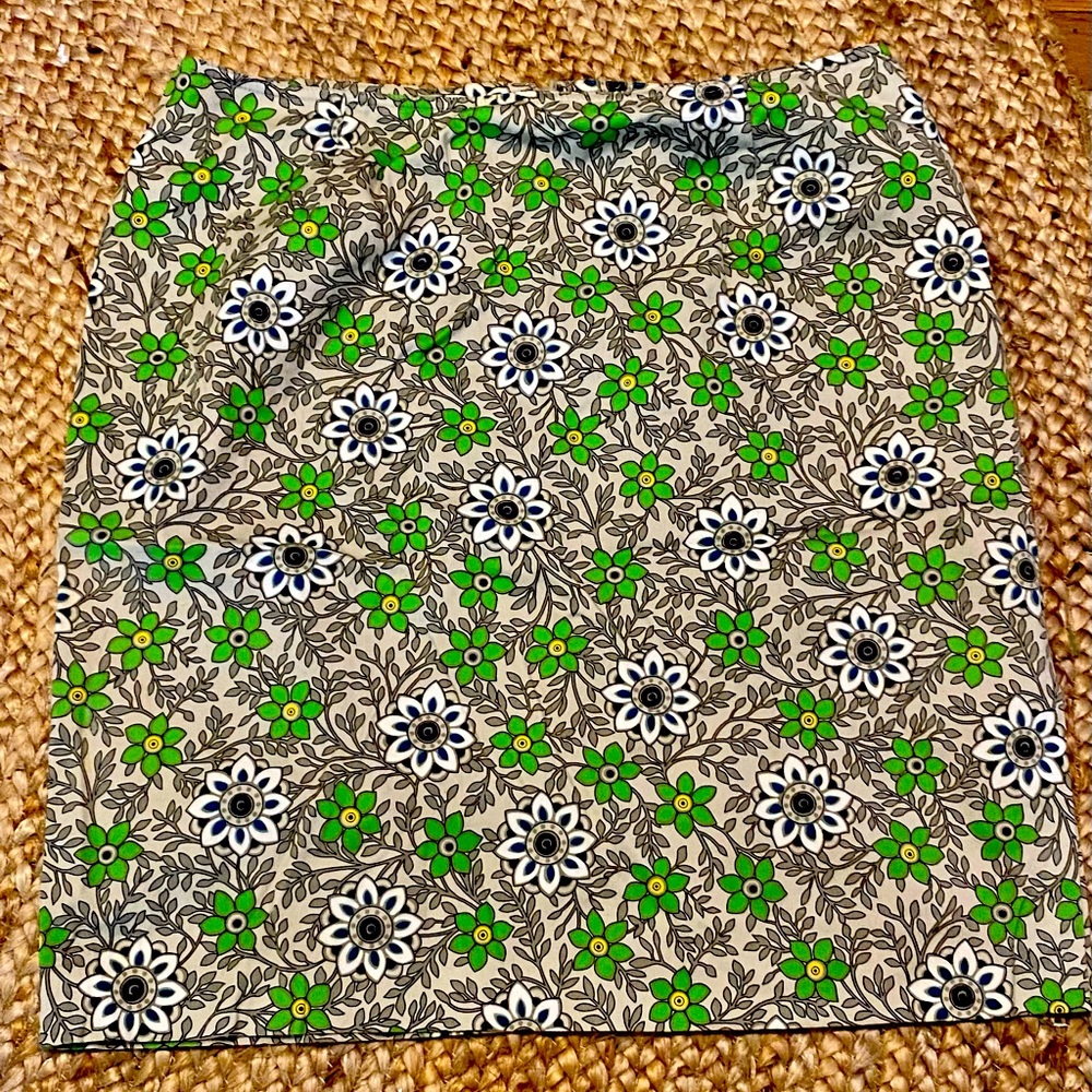 Floral print skirt with side split. Cotton, nylon spandex blend with back zipper